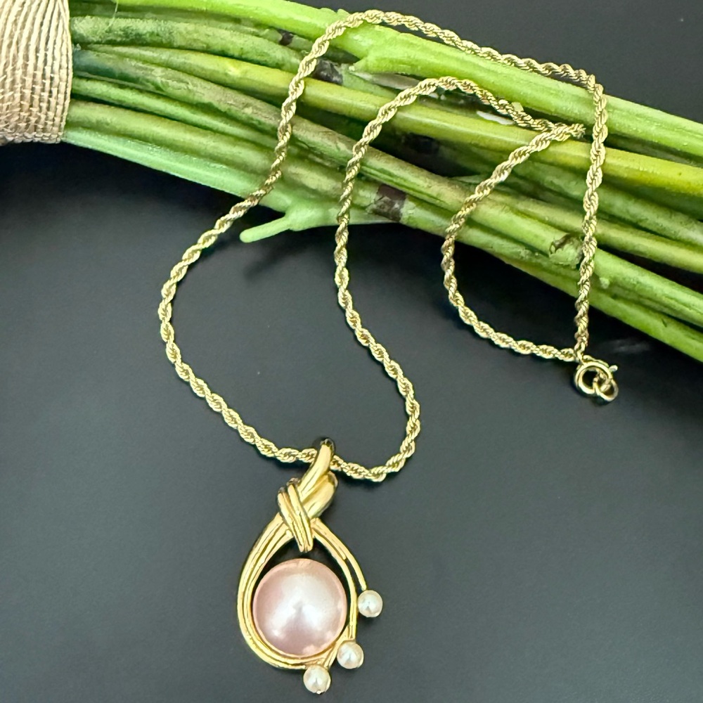 Vintage TRIFARI Gold Tone Rope Chain Pink Faux Pearl Pendant 18”Necklace 17g.